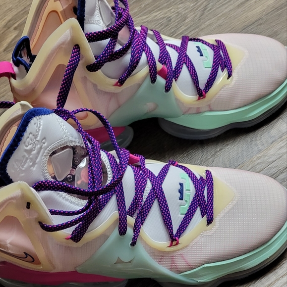 Nike Lebron 19 Valentine day - Picture 3 of 3